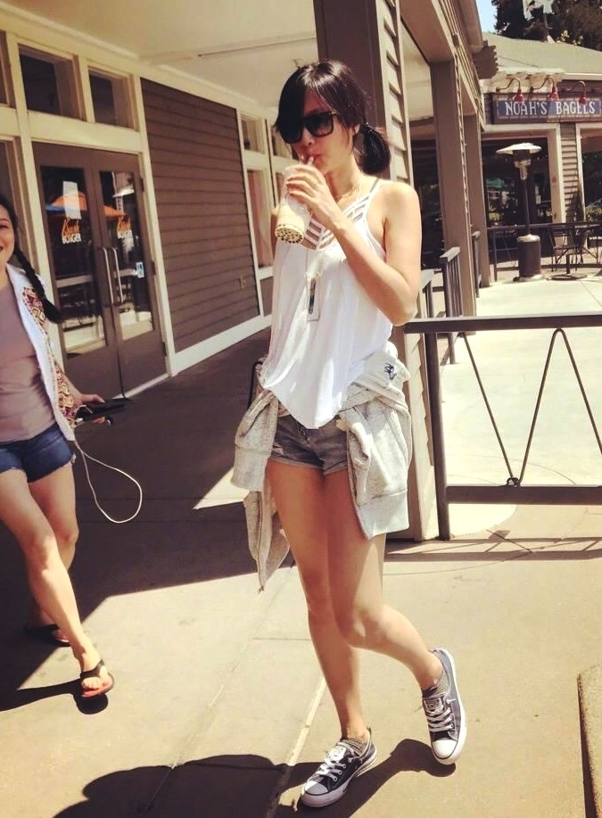 49岁徐静蕾近况曝光:高调晒泳池照,定居美国6年,吃成胖美人!