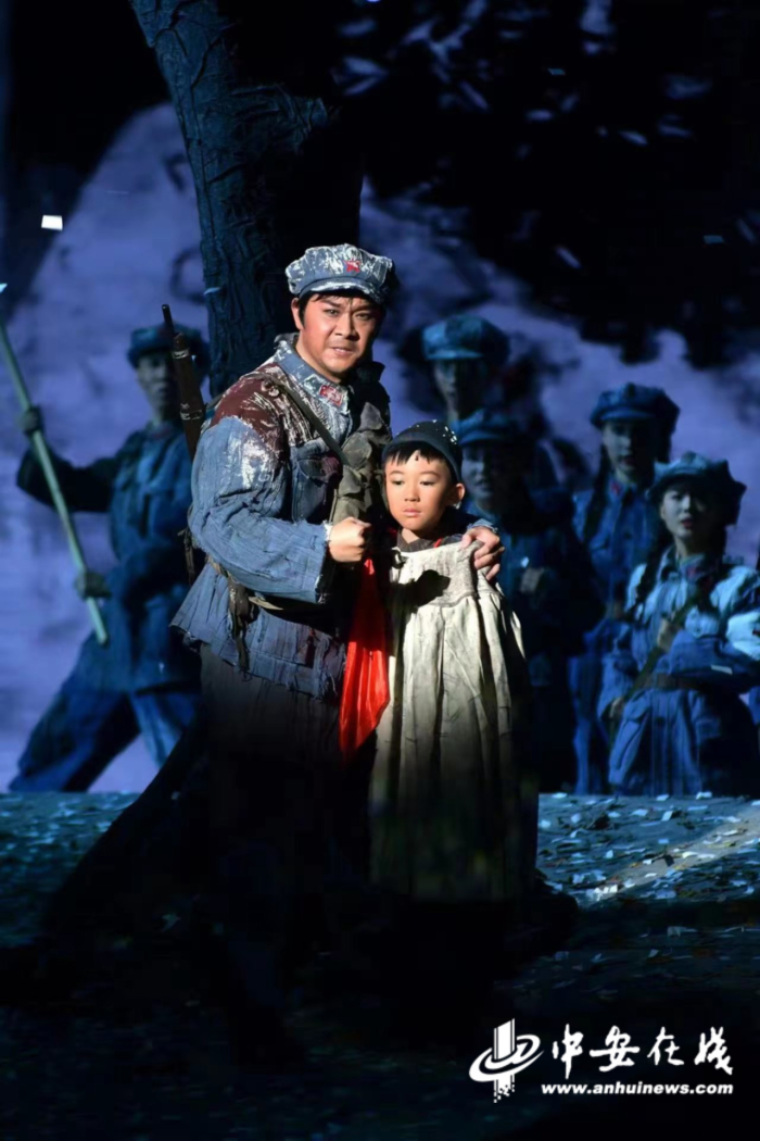 "喜迎二十大 奋进新征程" 安徽省优秀舞台艺术作品《风雪大别山》开演