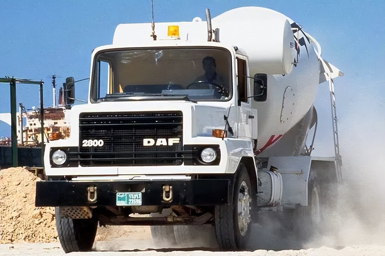 非洲,中东地广人稀,因此达夫结合地区特色,推出了nat,ntt系列长头卡车