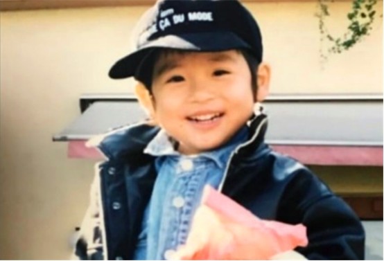 力丸童年照被扒,长头发大眼睛,这么"娇俏可人"不当女孩真可惜