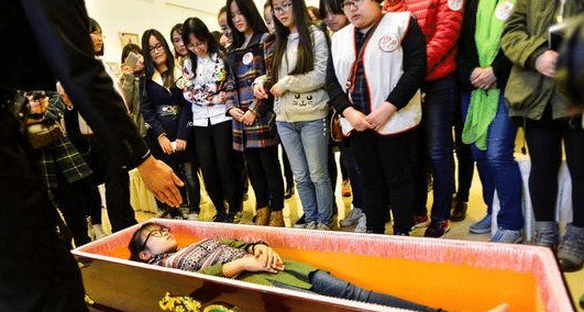 上海"死亡体验馆"体验一次"死亡"24800元,网友:死不起!