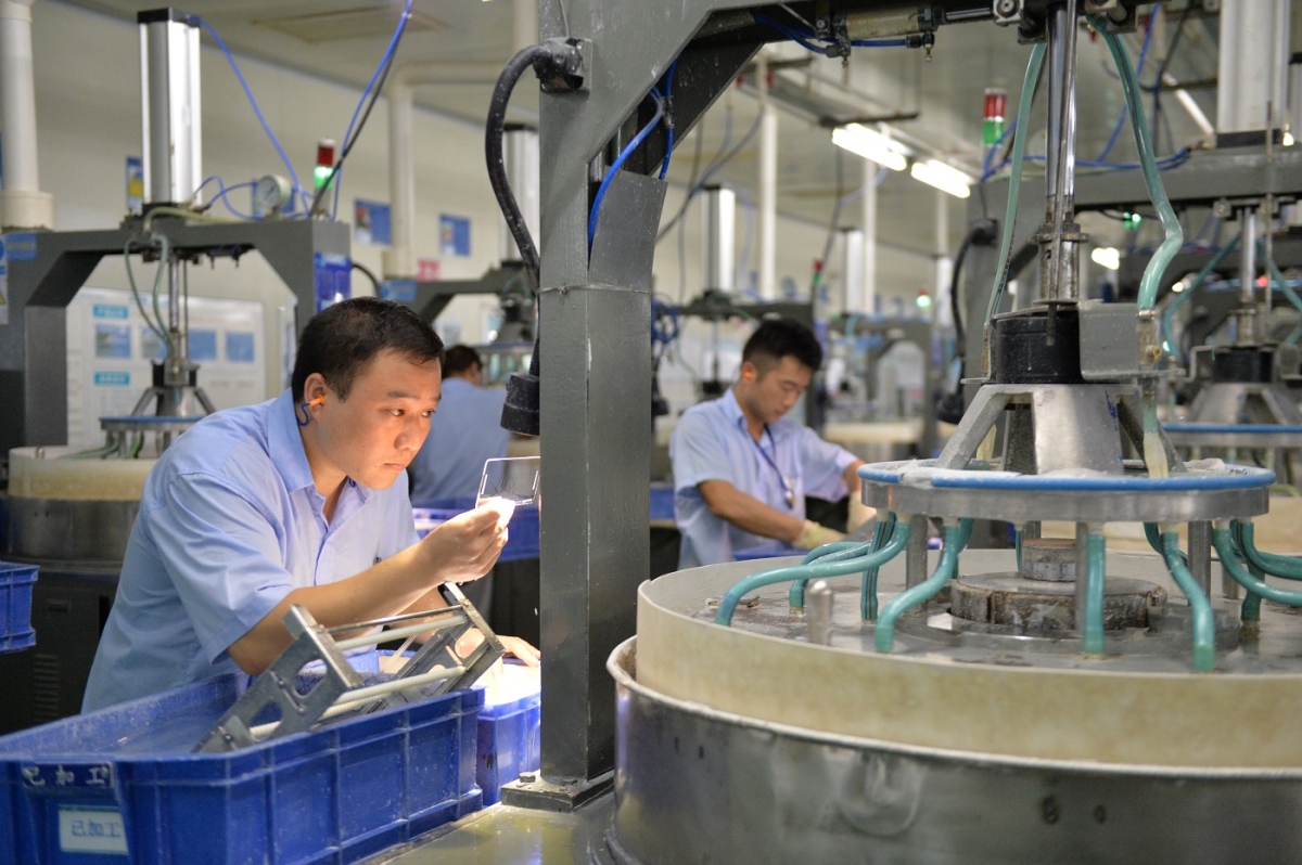 从打工妹到女富豪,15岁辍学打工,如今身价1070亿,企业市值千亿