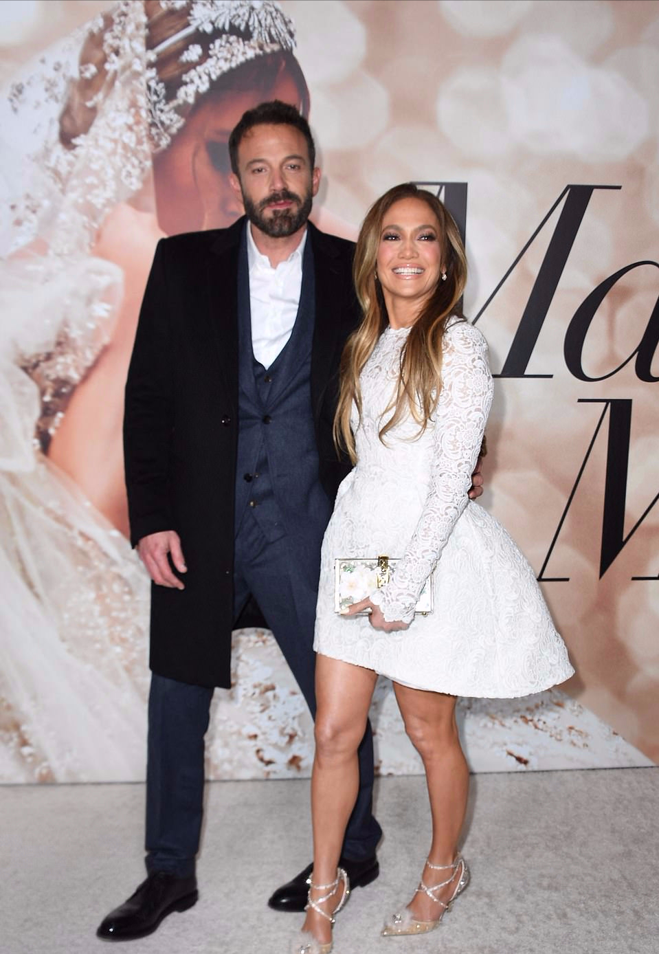 詹妮弗和"大本"走红毯太甜,穿蕾丝裙像少女,甜蜜亲吻像偶像剧