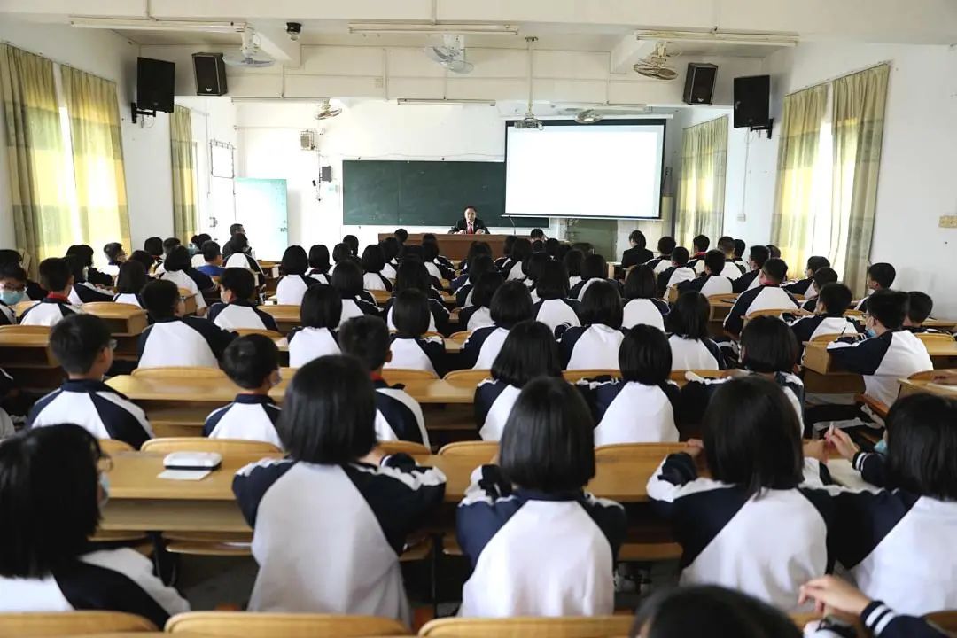 麻章法院与太平中学签署共建模拟法庭协议并举办送法进校园活动