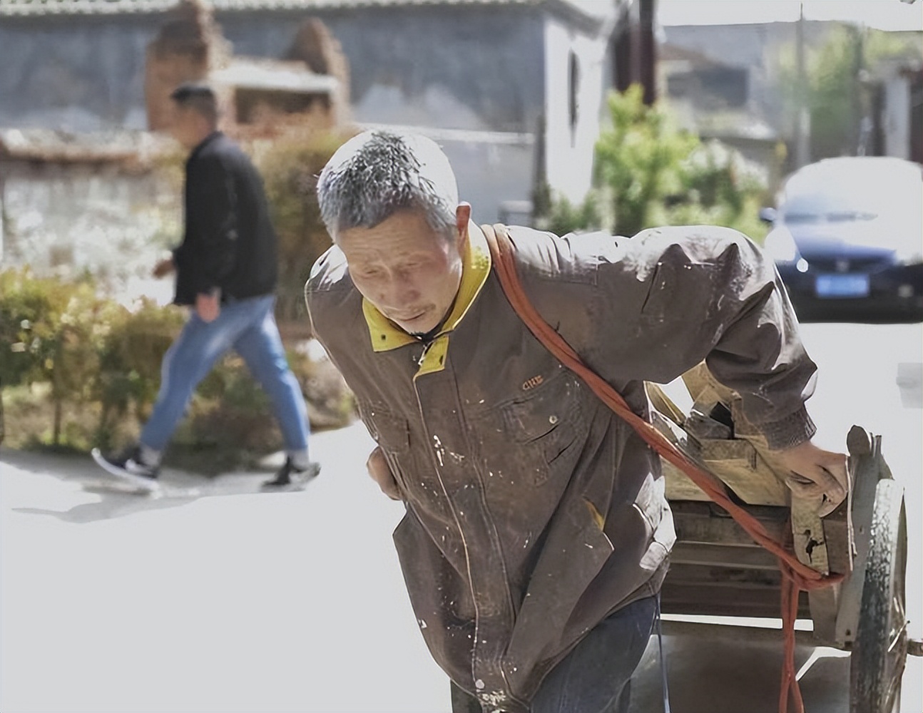 农村真实现象:60岁老人出去打工,70岁老人下地干活,原因戳心窝