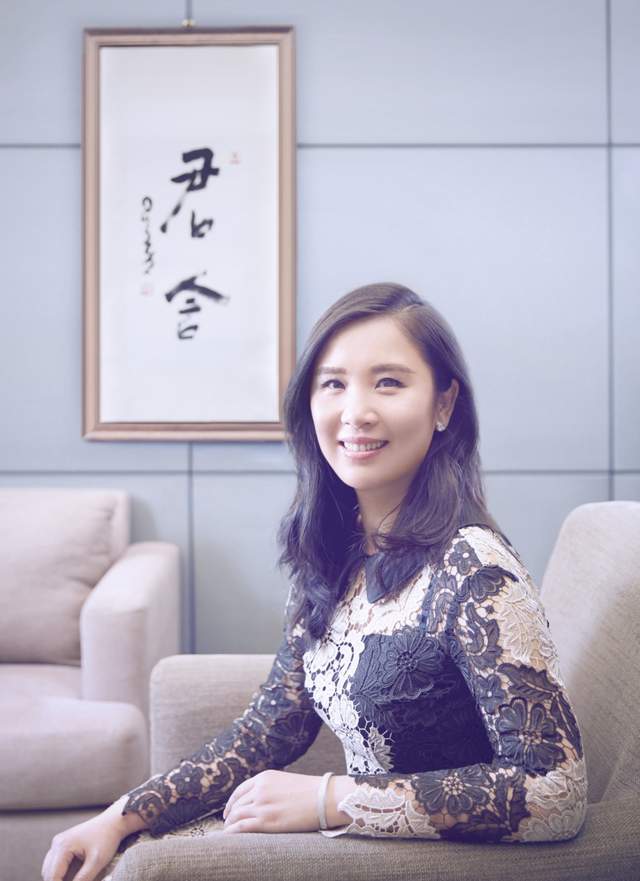 黄晓明与制片人钟丽芳举止引争议,室内亲密拥抱,依偎靠头不避嫌