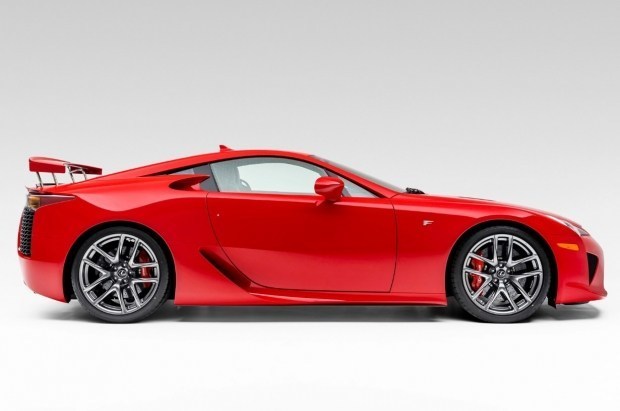 一辆罕见的红色雷克萨斯lfa被拍卖