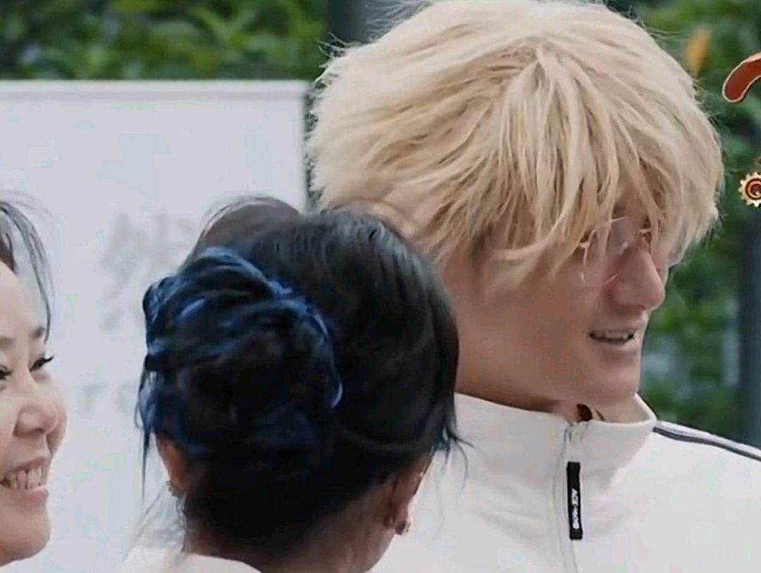在一次综艺节目中谢娜带着黄子韬进入相亲角,黄子韬带上了一顶黄色