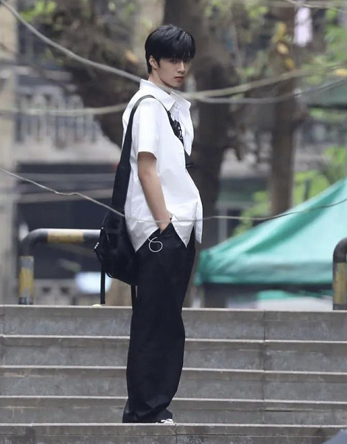 老师晒刘耀文上课照,穿白衬衫像极了言情小说男主,素颜真帅