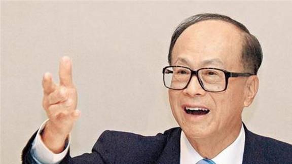 香港两个千亿富豪,李嘉诚96岁头发乌黑,刘銮雄72岁走路就需人扶