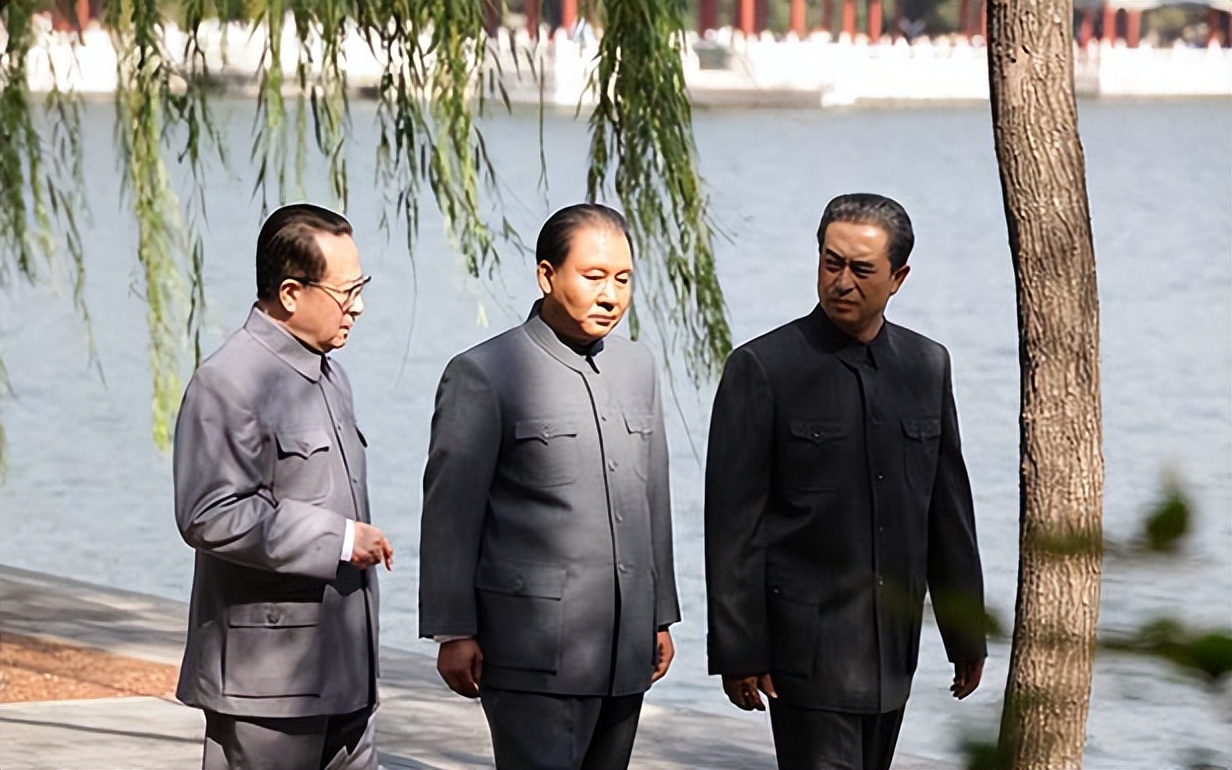 贺平和邓榕谈恋爱后,贺彪叮嘱道:她爸爸是个好人,你要照顾好她