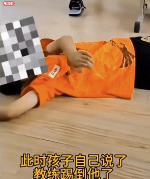 青岛惨案!8岁男孩被活活打死,教练拿来摆拍,撕开多少人遮羞布