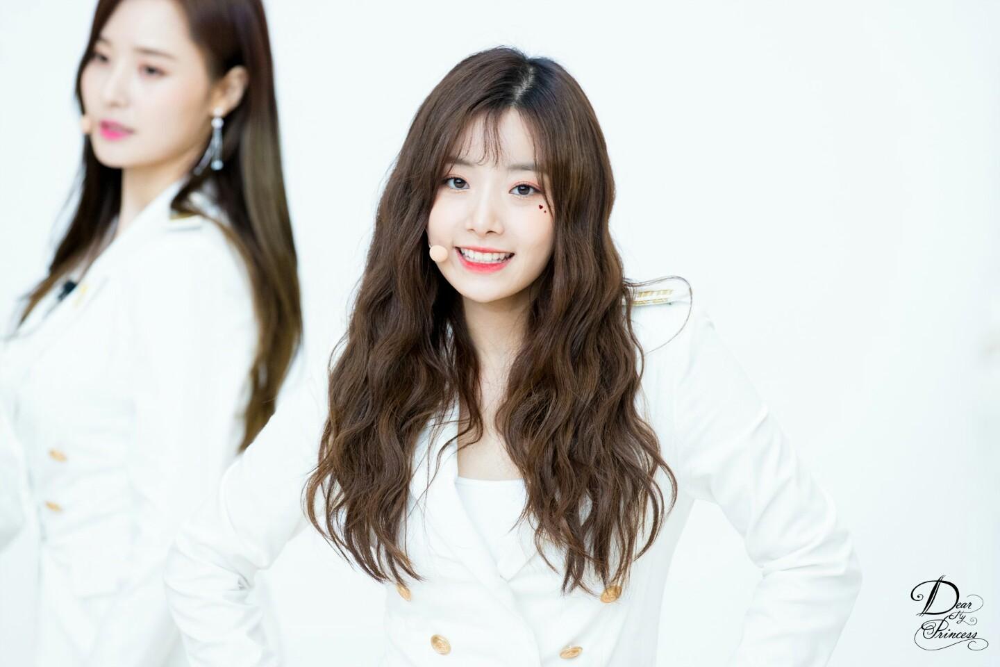 韩团april集体霸凌队友?李玹珠遭排挤而退团,公司还要求她背锅