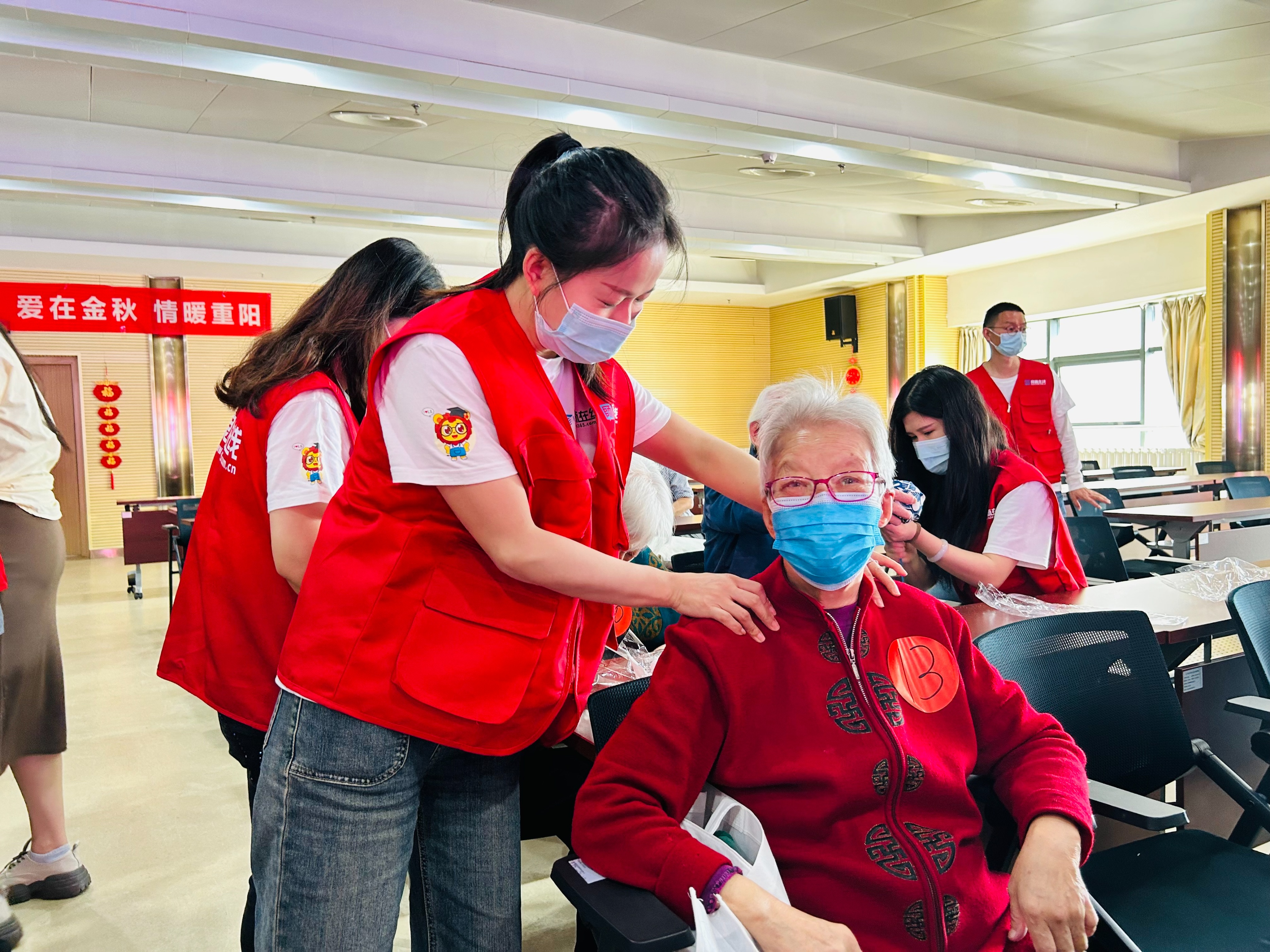 爱在金秋 情暖重阳 良师在线走进养老院爱心公益活动圆满举办