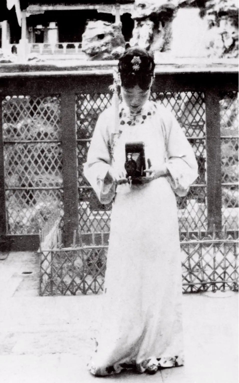 老照片:末代皇后婉容一生,从秀美清新脱俗的少女到吸毒成瘾疯妇