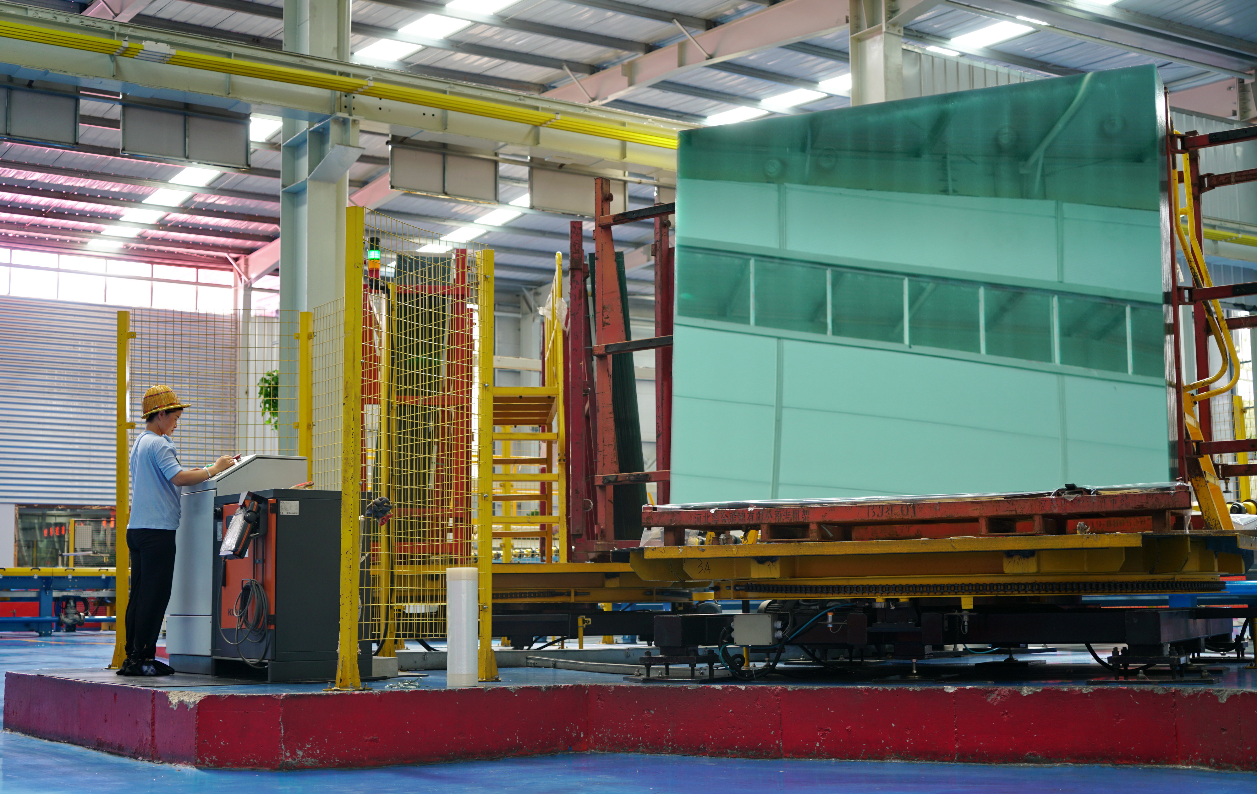 河北沙河:"中国玻璃城"助企纾困保生产(2)