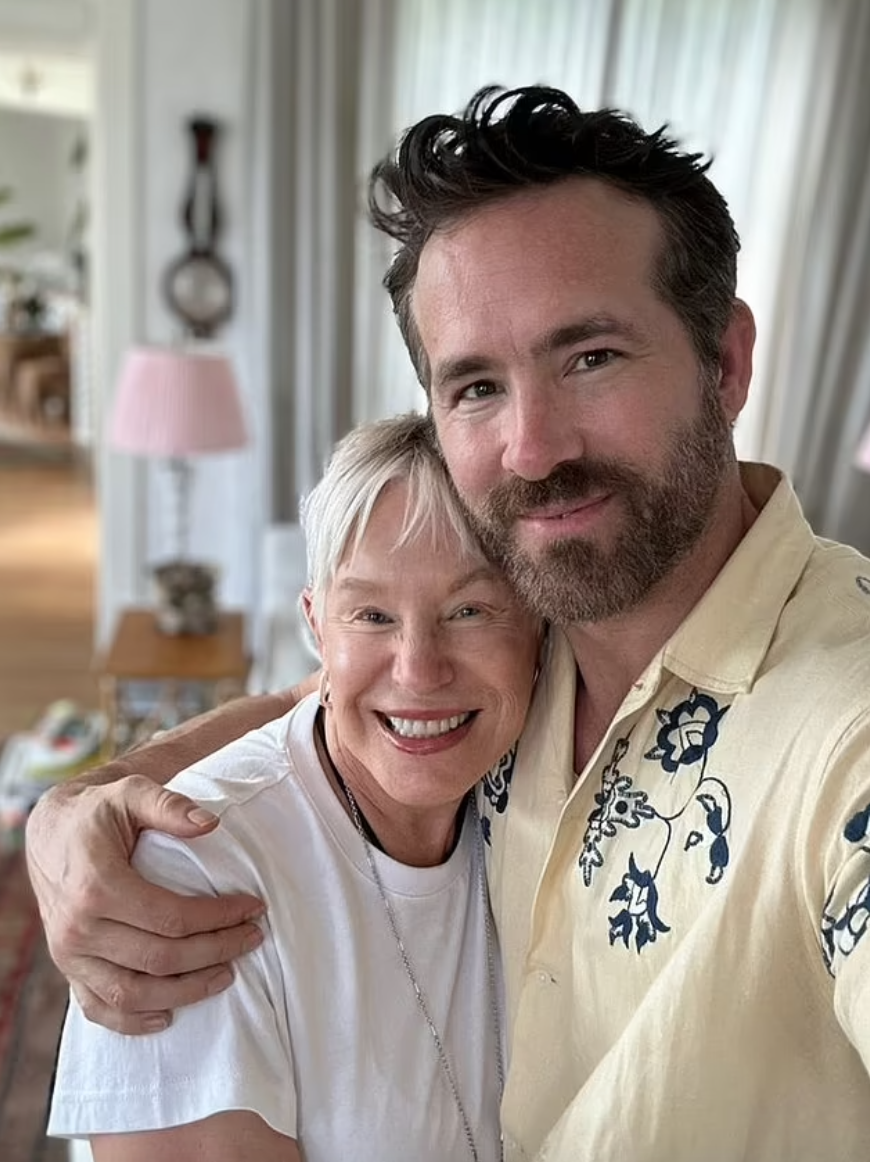 布莱克·莱弗利生完四胎和老公死侍海滩度假,身材恢复秀性感小腹