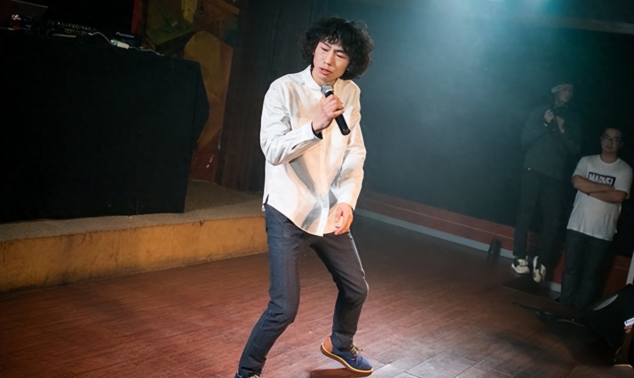 他的家境清贫,学习成绩也一般,唯有作文写得还不错,曾经登上过学校的