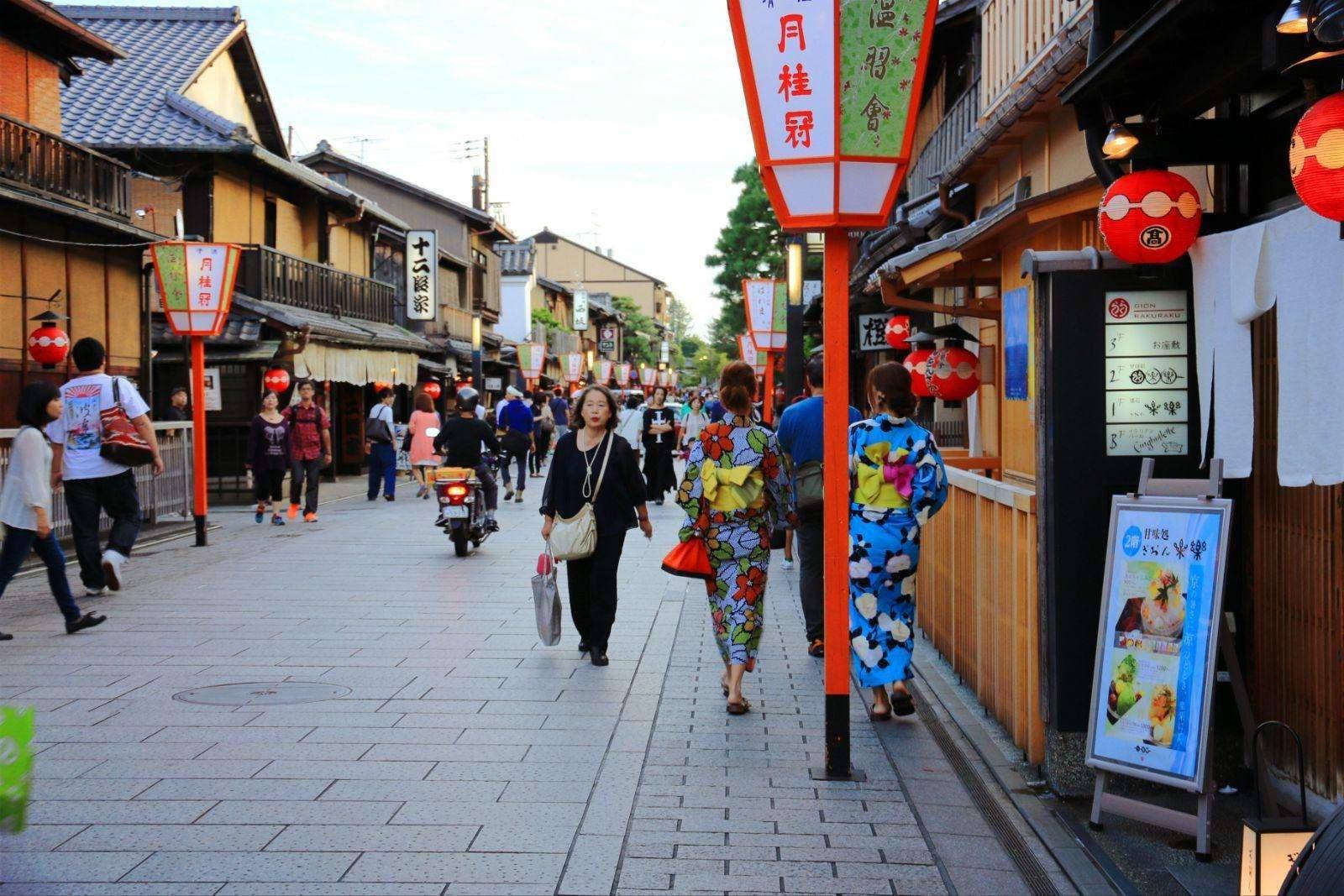 祇园:日本古典歌舞艺术展示场,是电影拍摄场地,游客众多