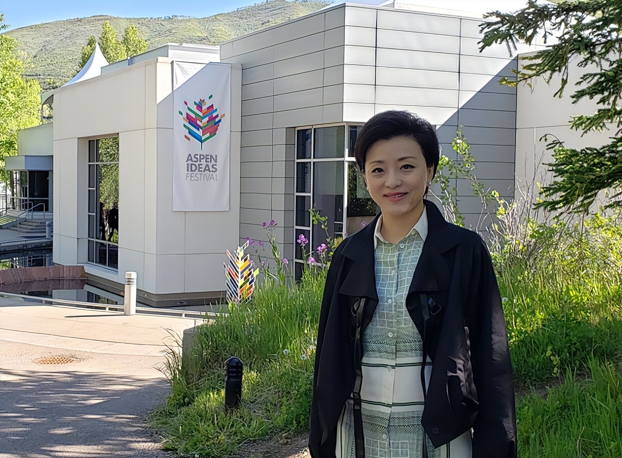 55岁杨澜在美国被偶遇,鬓角斑白苍老了很多,气质和身材不减当年