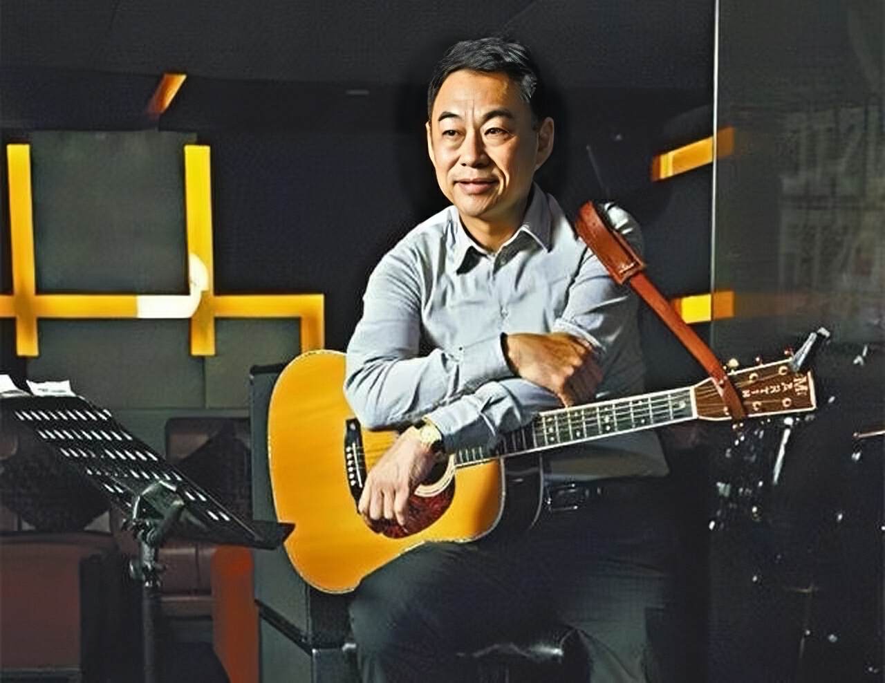 香港知名男星戴志伟罕见出镜,露出慈祥微笑,转行卖保险年薪百万