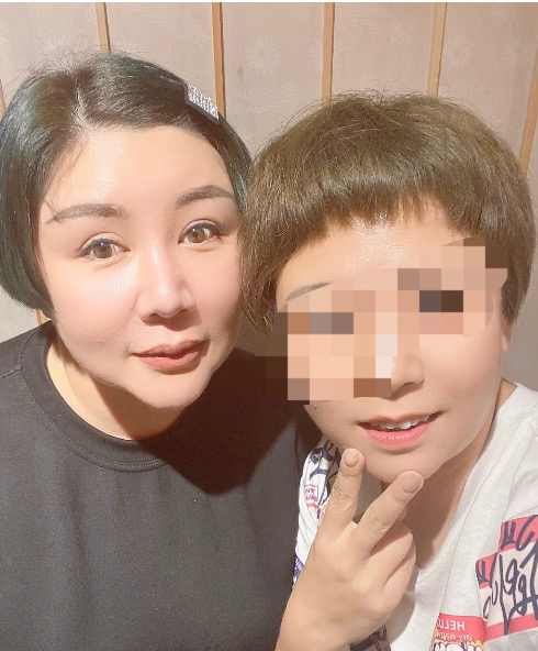王惠与闺蜜聚餐,6位数手镯顺便戴,拍照滤镜太重导致下巴变形