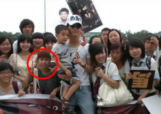 贺峻霖和妈妈坐地铁迷路,没看见贺爸在对面,多亏粉丝及时指路