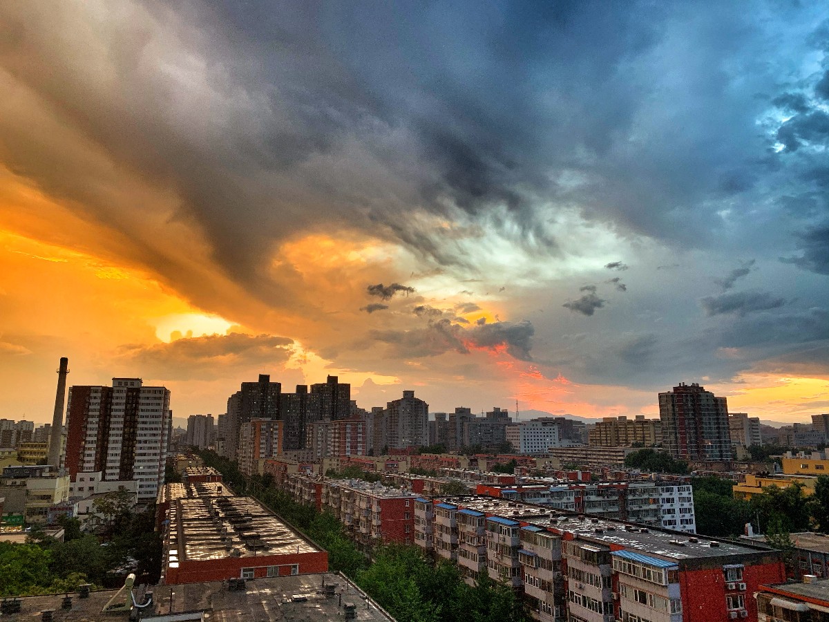 推荐北京这场雨带来太多惊喜，雨后晚霞映照云海变幻！