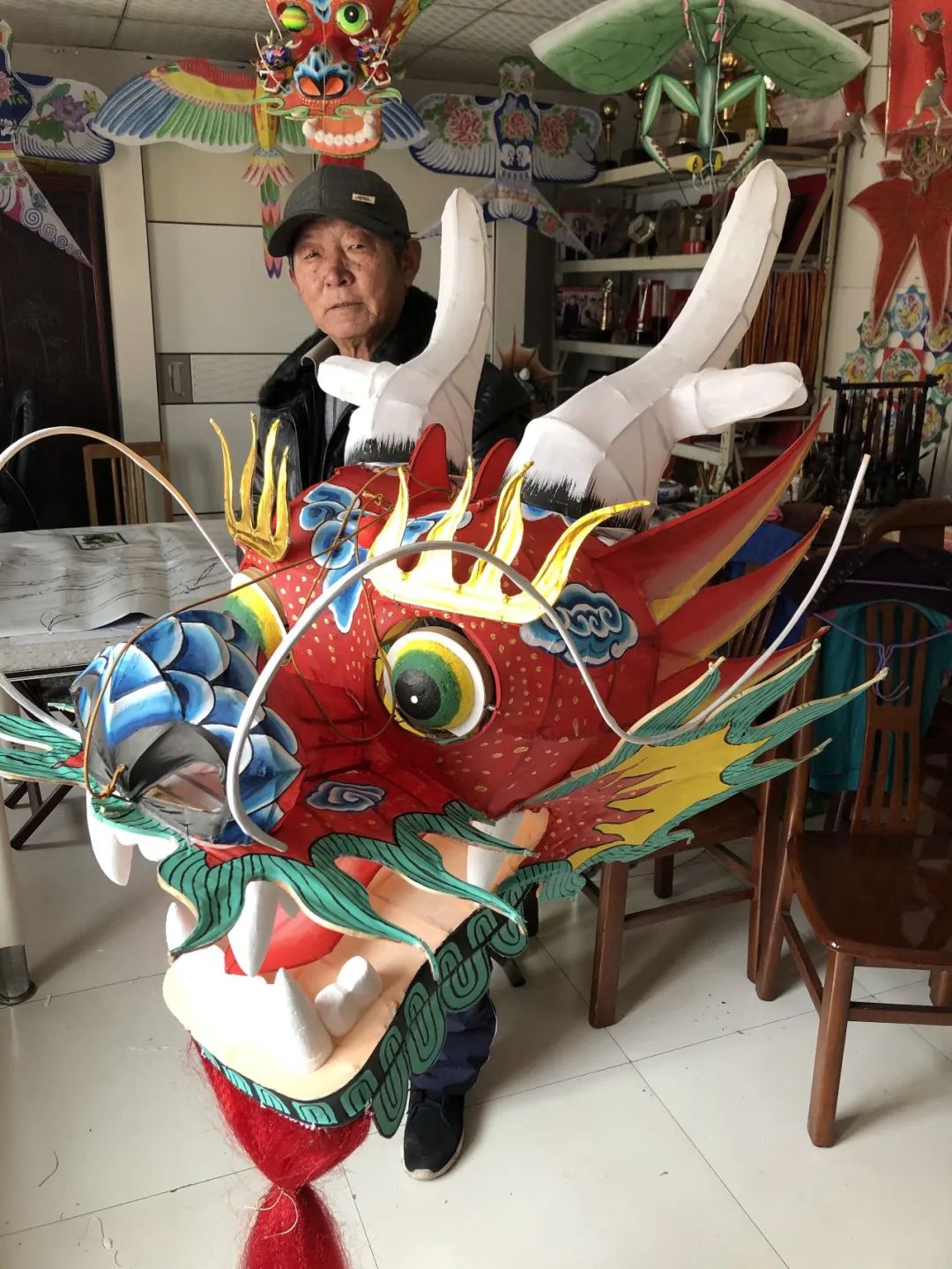 他是潍坊风筝的唯一非遗传承人,2000米的"龙头蜈蚣"一飞冲天