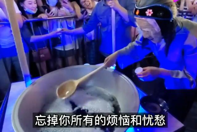 推荐郑州“孟婆”火爆全网，游客排长龙喝孟婆汤，网友：就是苦丁茶