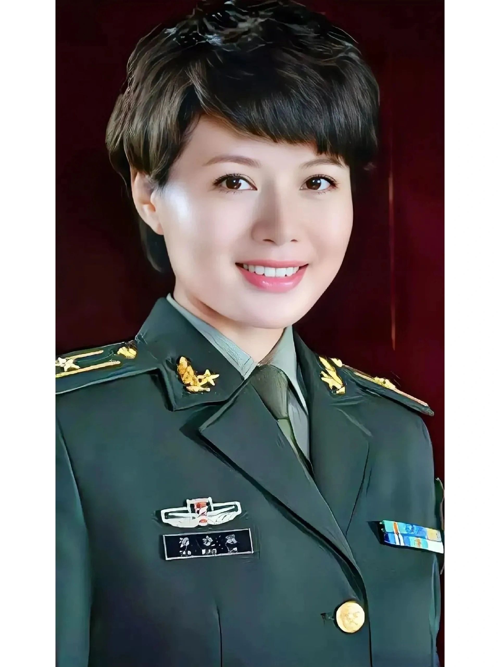 出身演艺世家她17岁时考入上海戏剧学院表演系毕业后进入南京军区