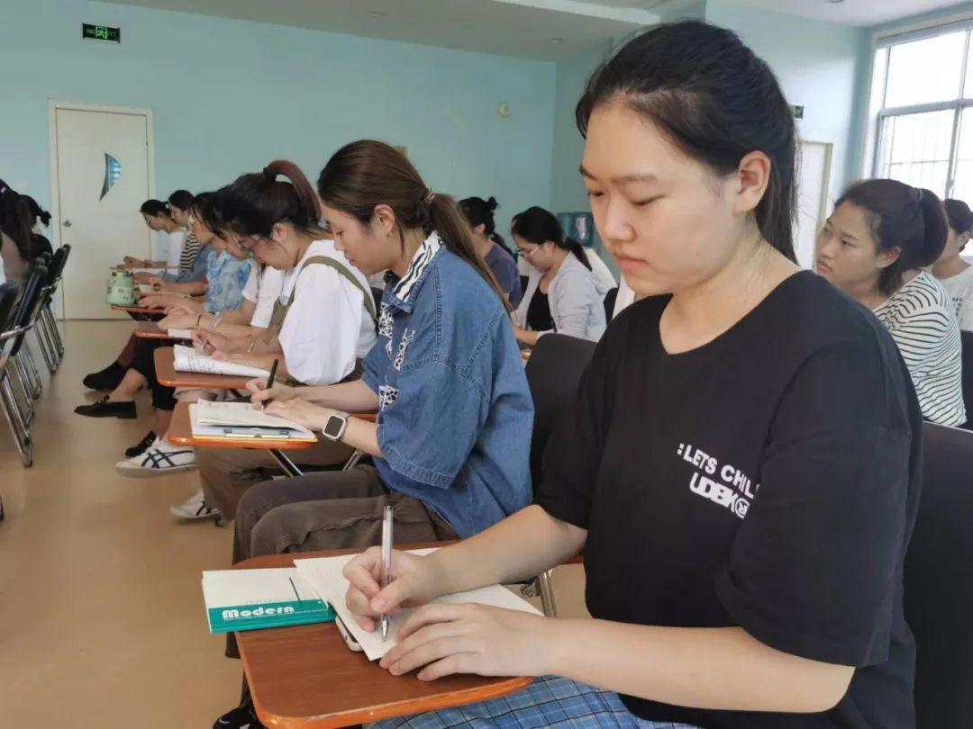 以法护航 共赴一场法治之约—育贤一幼“八五”普法宣传活动纪实(图5) 以法护航 共赴一场法治之约—育贤一幼“八五”普法宣传活动纪实(图5)