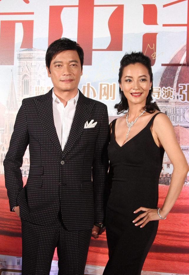 罗嘉良妻子高贵知性,穿拼接开叉裙秀高挑身材,看气质就知不一般