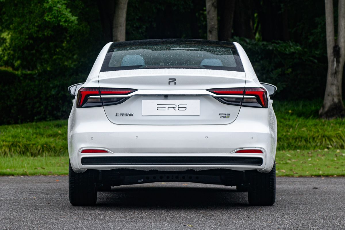 中控台采用环抱式设计,配色是以蓝白为主要基调,与其新能源产品身份相