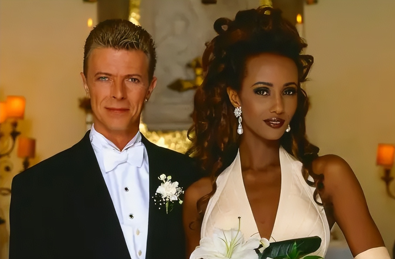 大卫鲍伊妖艳的摇滚巨星穿女装化浓妆和超模伊曼相爱24年