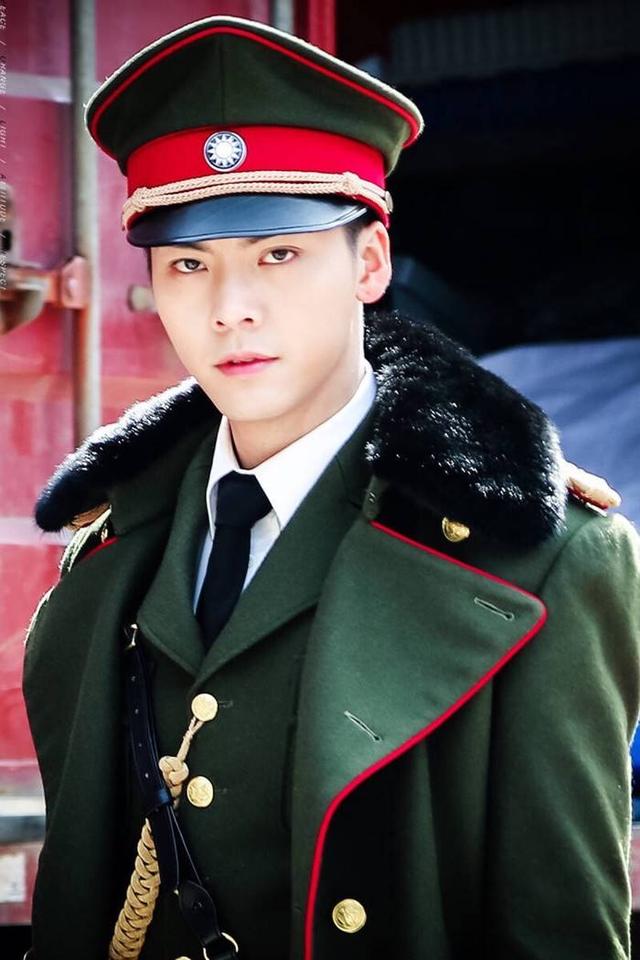 穿军装最帅气的男星,不是胡歌李易峰陈伟霆,而是空军飞行员郭轸