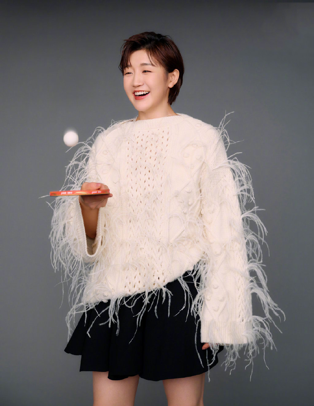 黄晓明表妹陈梦登时尚杂志,赤脚丫直接坐在地上,穿短裙身材太赞