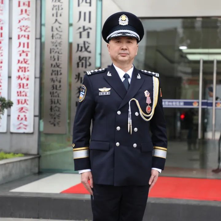 警礼服佩戴奖章的位置图片