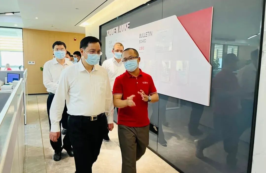 湖里区委书记吴新奎率区领导一行莅临厦门安科考察指导