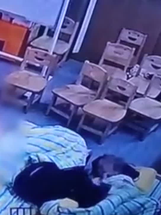 幼儿园女童遭男童猥亵,致隐私部位创伤住院,2名幼师全程未察觉-度小视