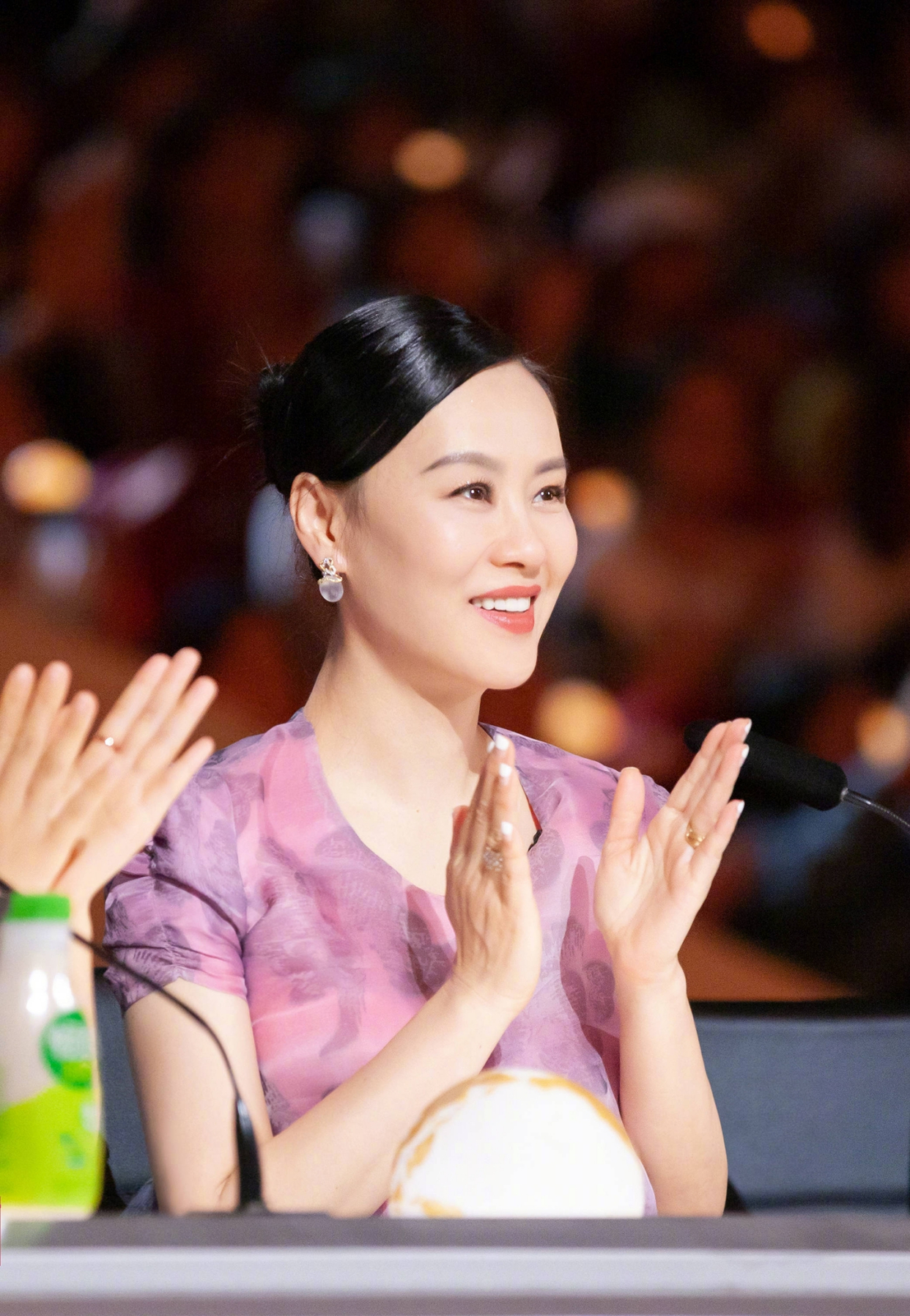 邬君梅出席活动,穿粉色连衣裙美如少女,54岁气质不减当年