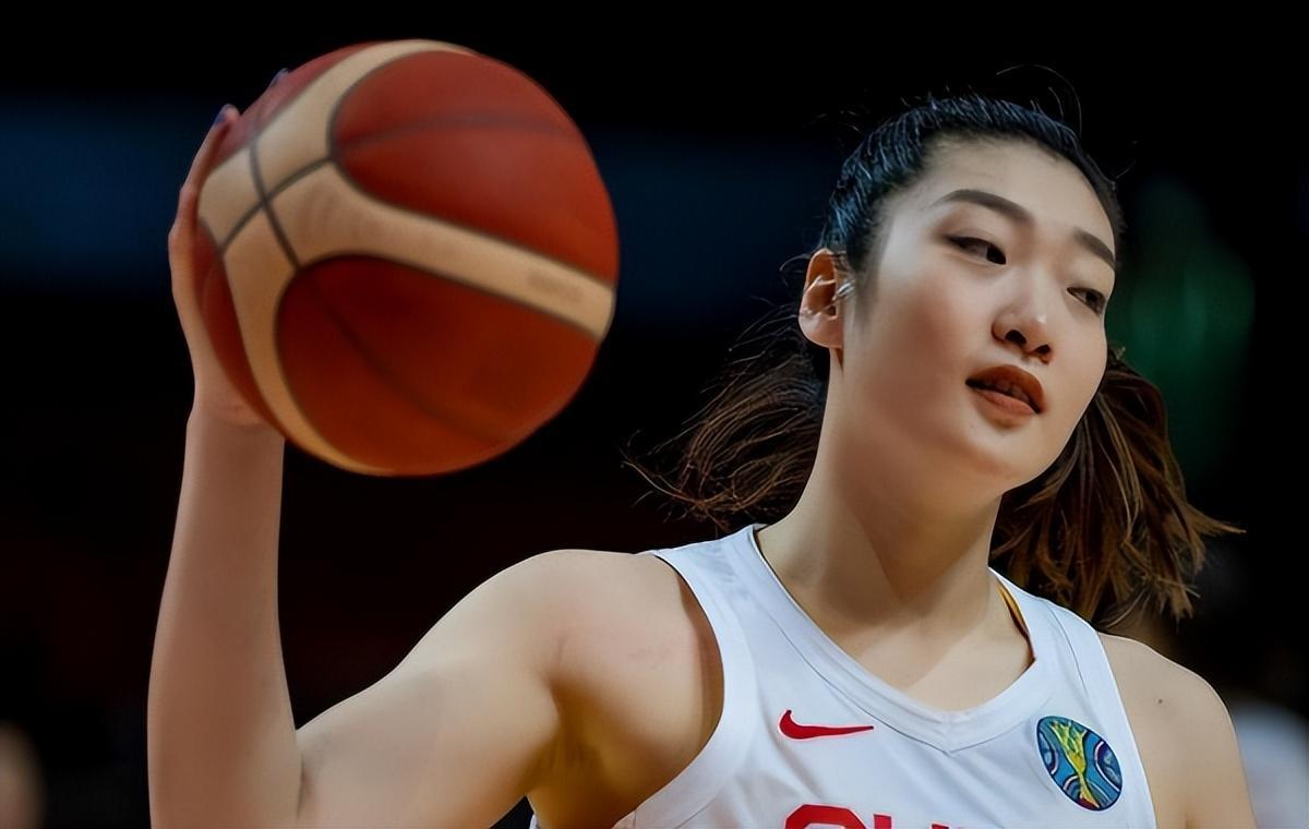 女篮顶梁柱李梦为何刚踏上人生巅峰却一夜之间跌入深渊