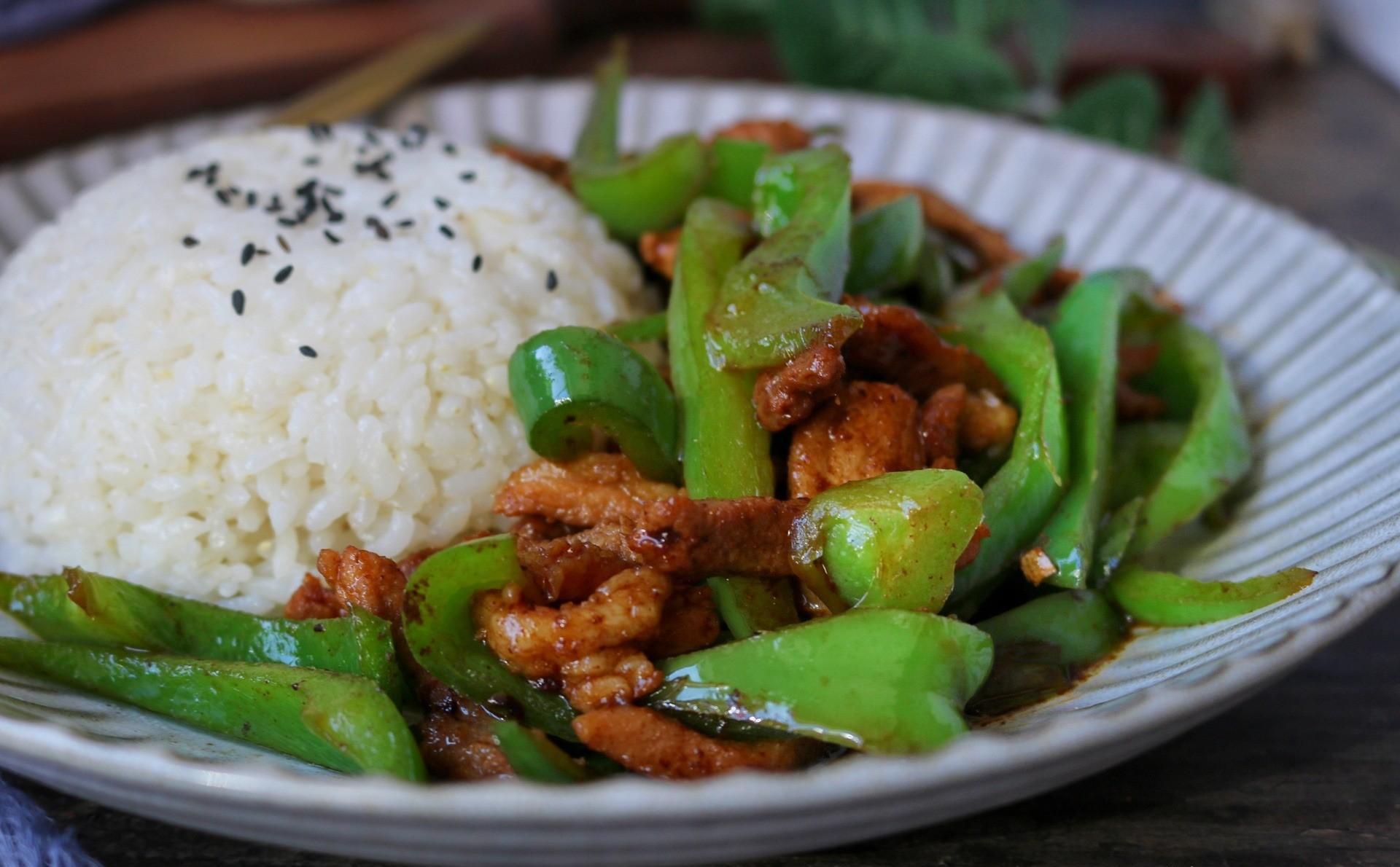 青椒炒肉盖码饭图片