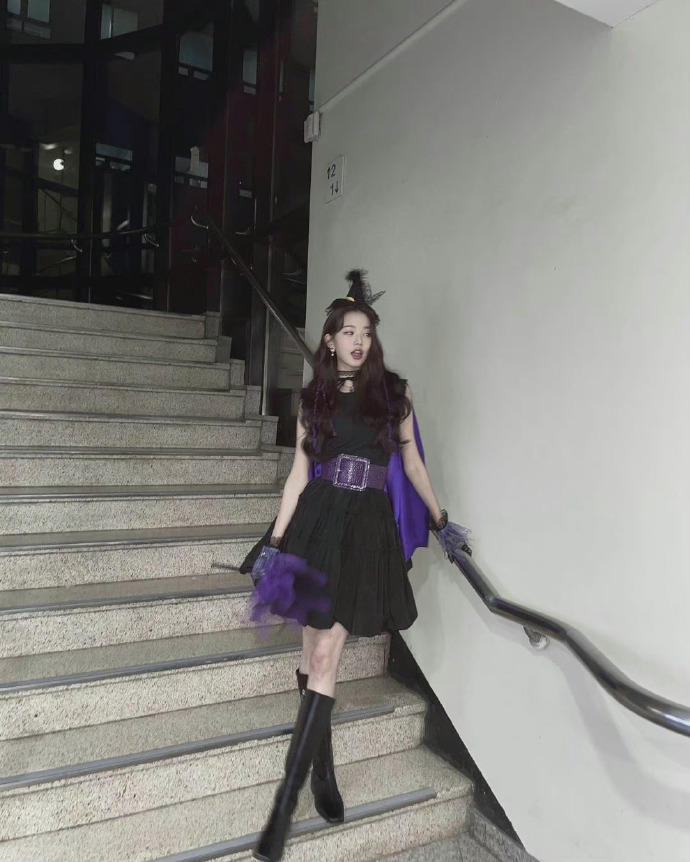 自律的女人最美!韩国美女张元英晒性感瑜伽美照,空中健身美如画