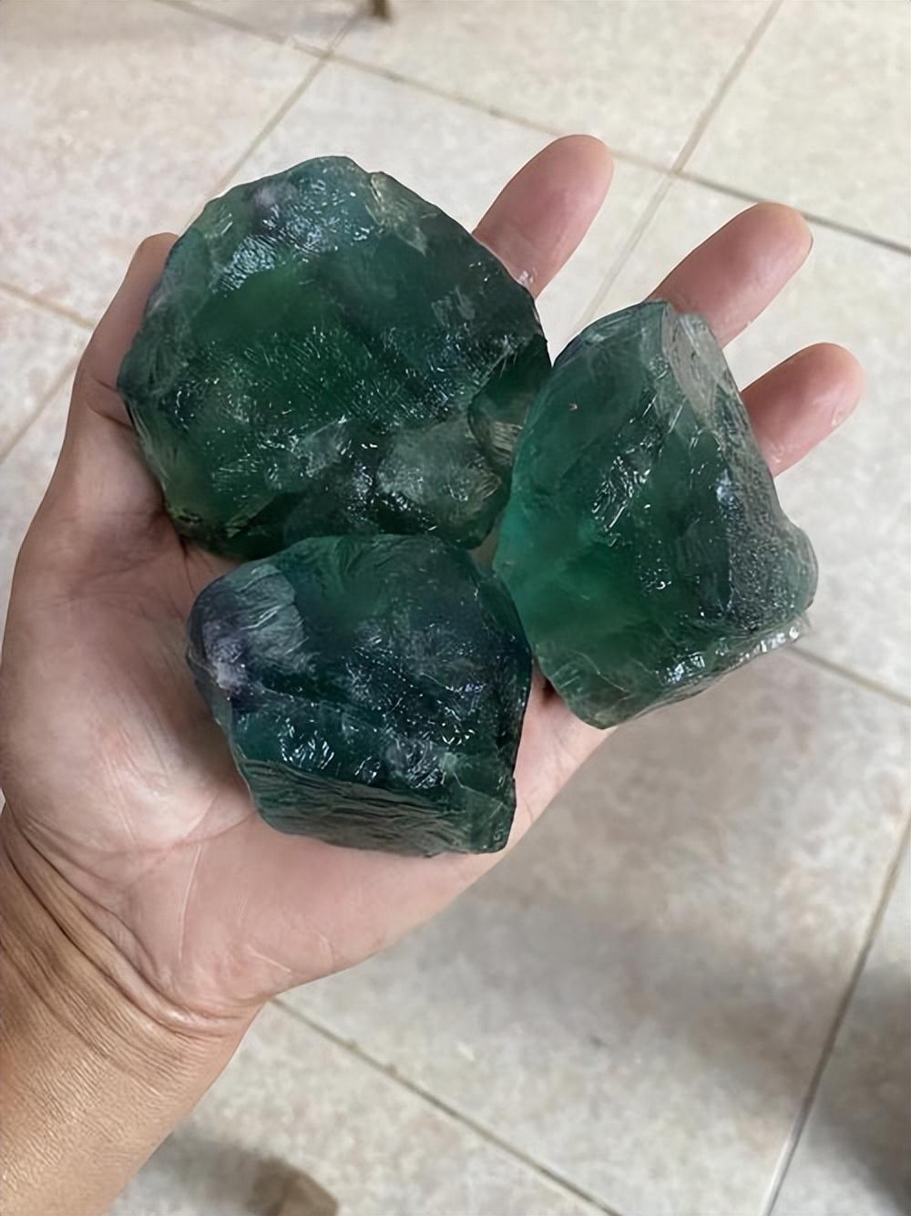 松原姑娘海边游玩捡到一块绿宝石,朋友说是水晶