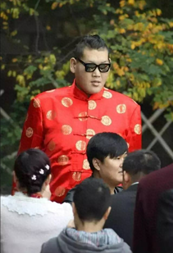 回顾亚洲巨人张欢:身高2.38米,找1.55米的网红女友,如今怎样?