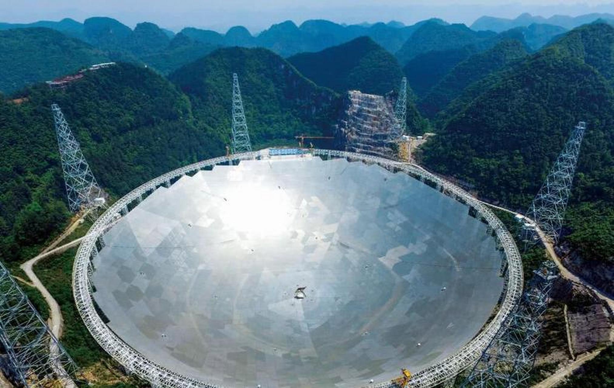 500米口径球面射电望远镜(fast)是世界上最大的单口径射电望远镜,位于