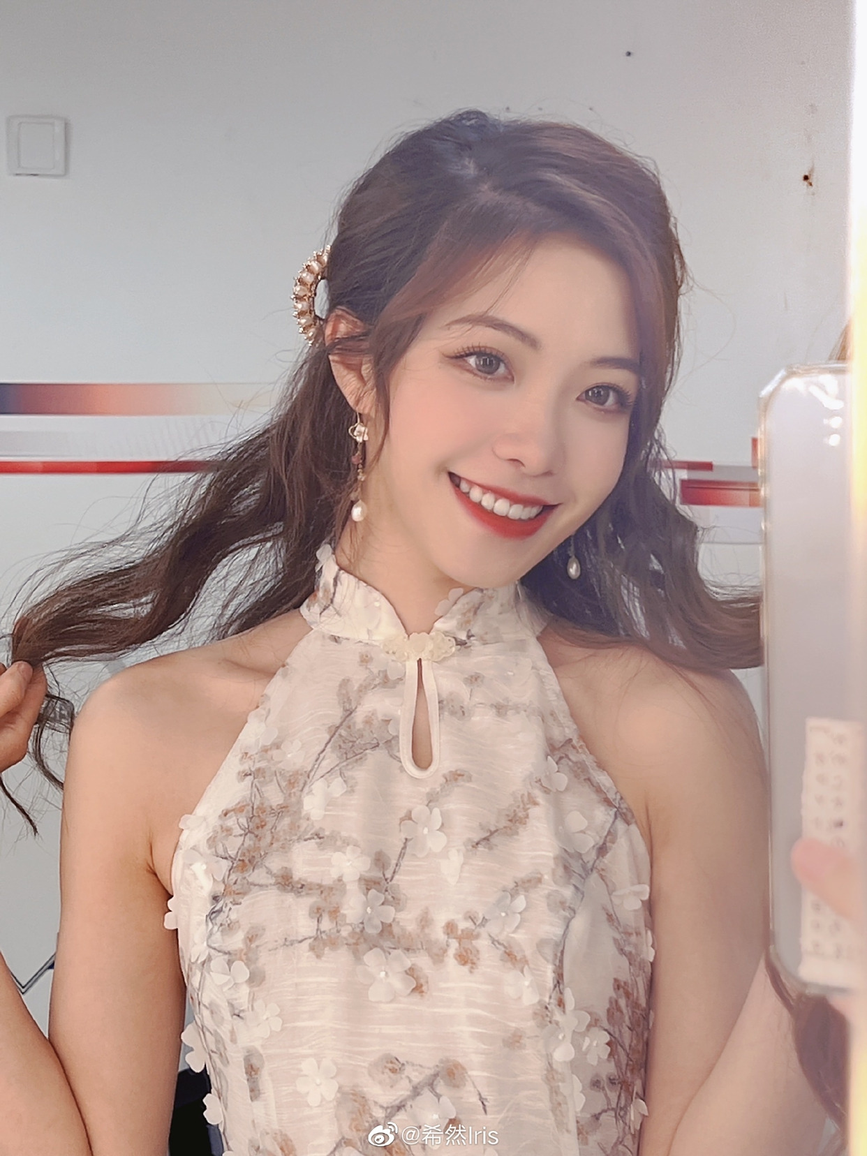 峡谷晚报:余霜希然近日美照绝绝子,uzi确定休息恐难再上场