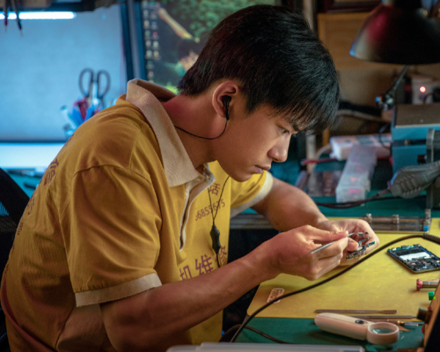 易烊千玺和阿深儿时合照被公开,原来两家是世交,妈妈们是闺蜜