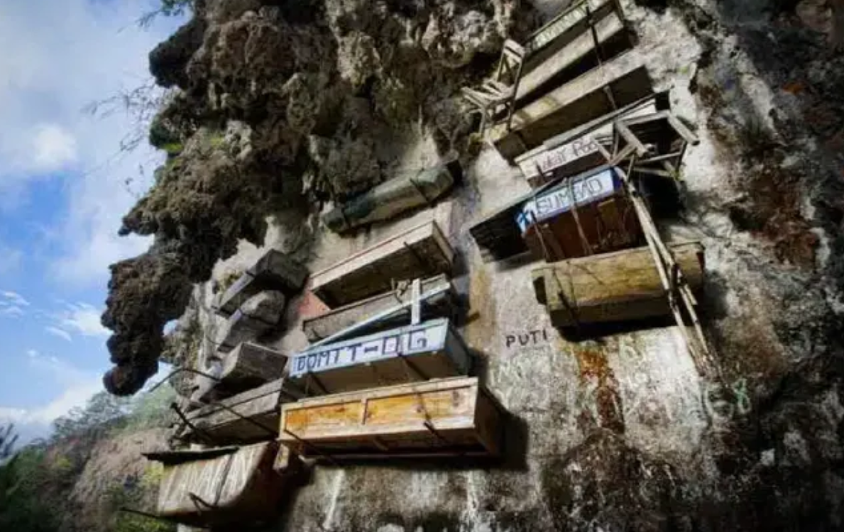 纪实:贵州苗寨背尸人,悬崖背尸,守尸3天不睡觉,技艺即将失传!